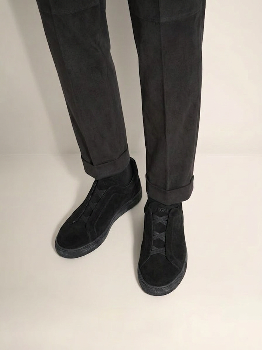 Vogule Off all black suede sneaker™